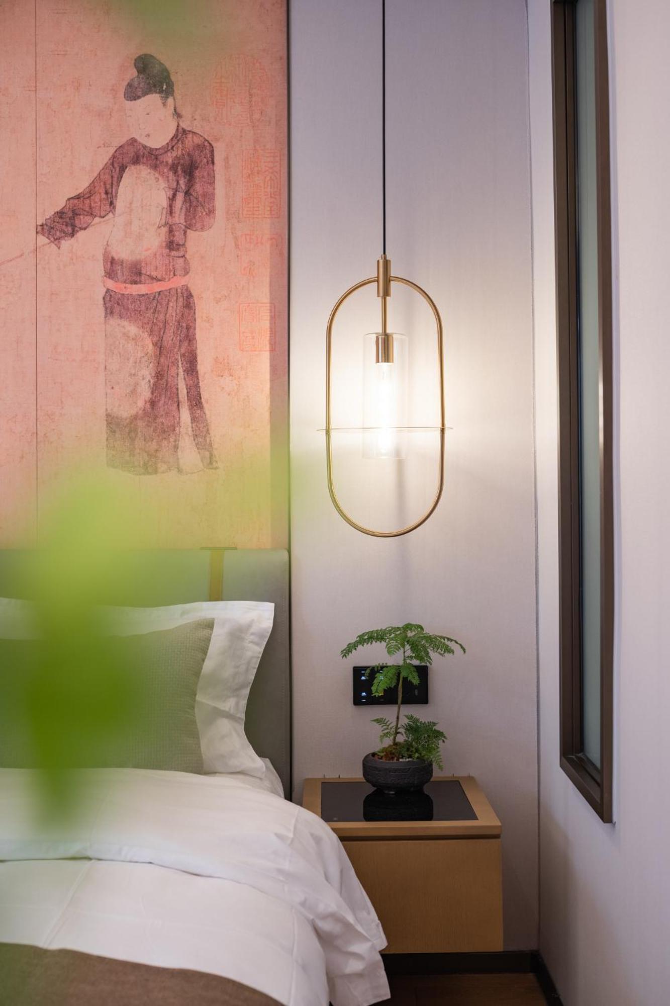 Courtyard View Room One King Bed