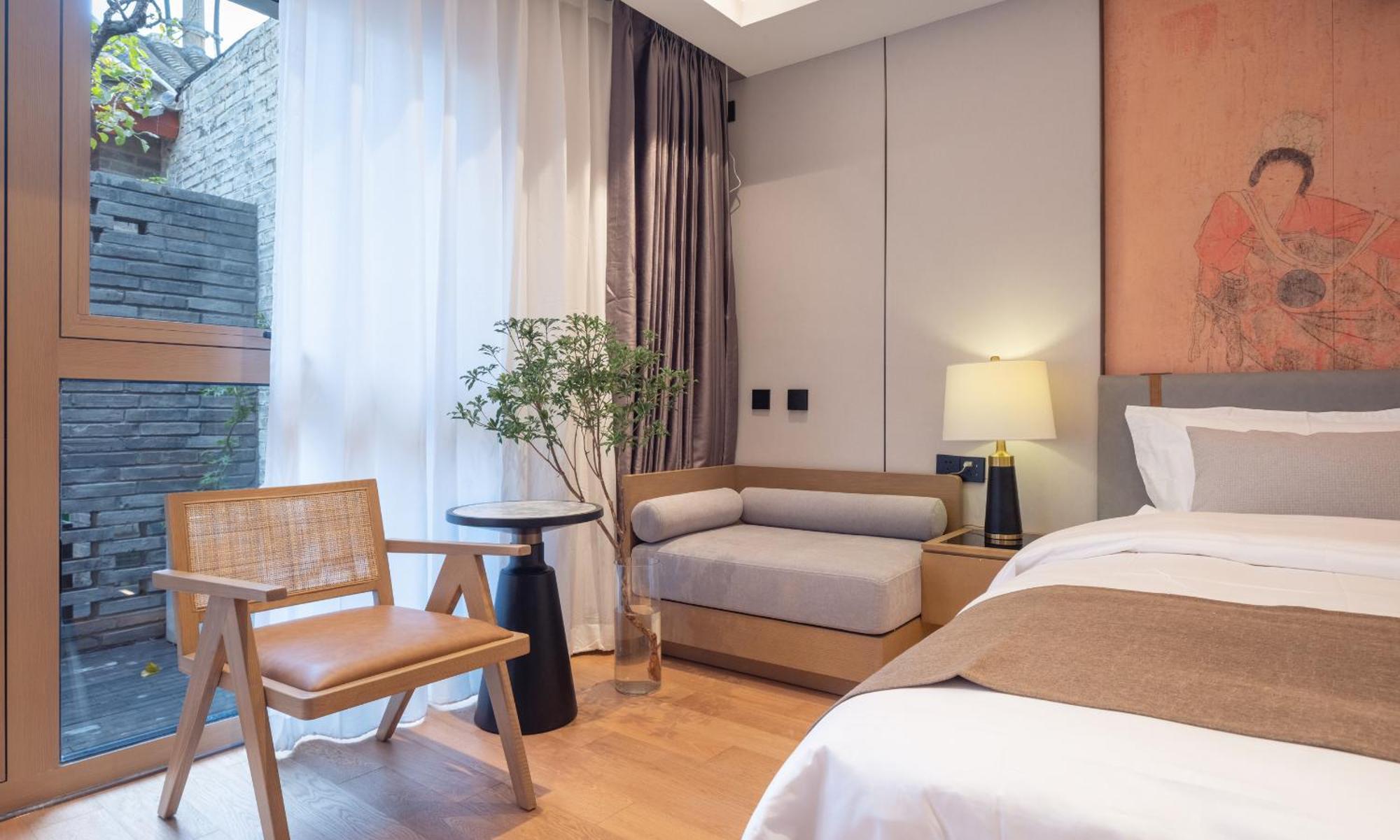 Courtyard View Room One King Bed