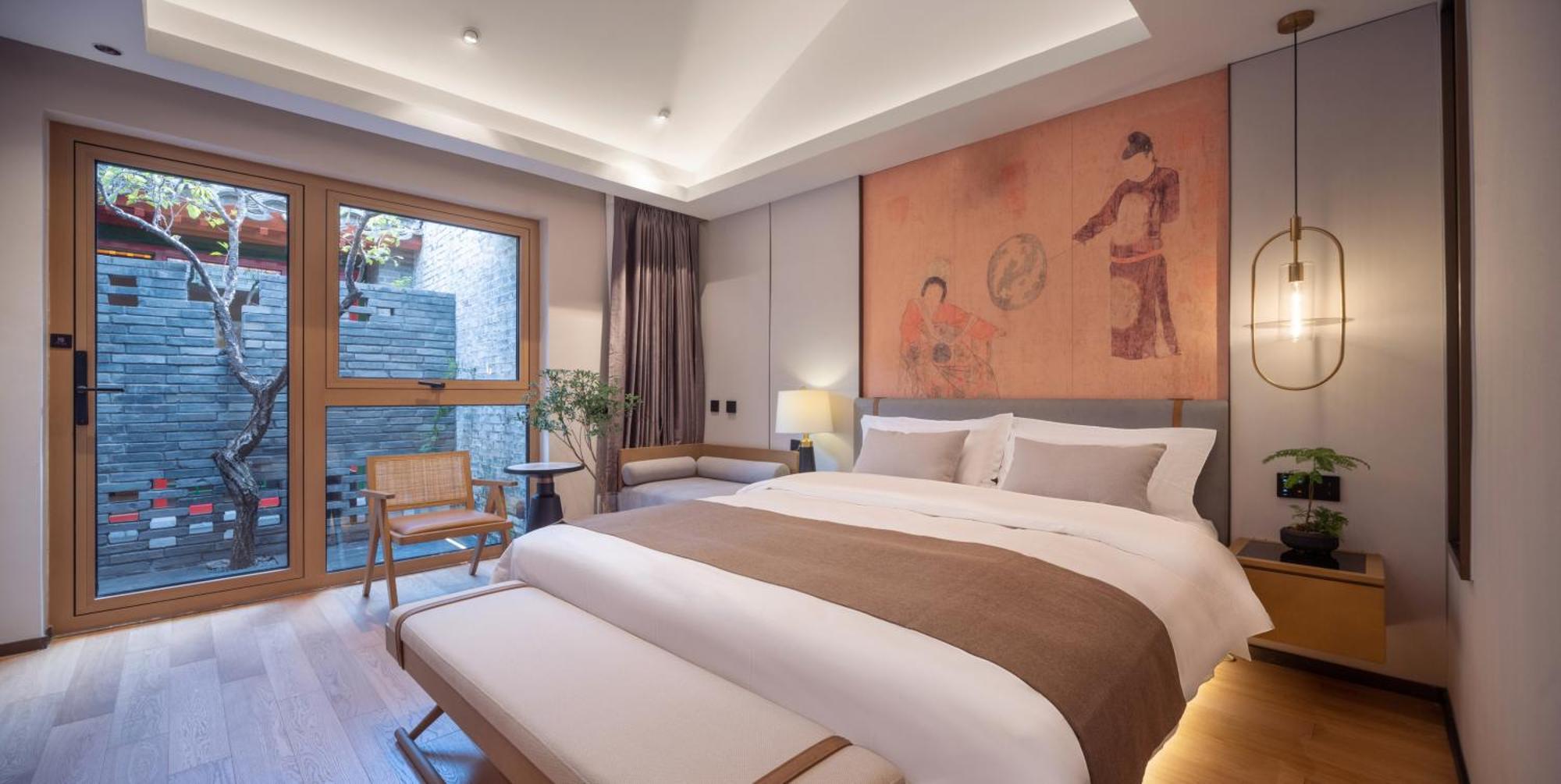Courtyard View Room One King Bed