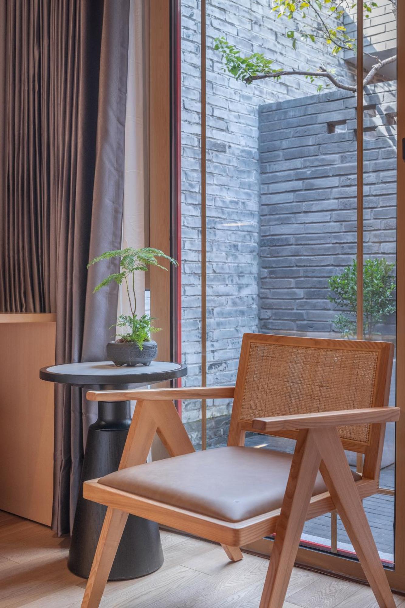 Courtyard View Room One King Bed