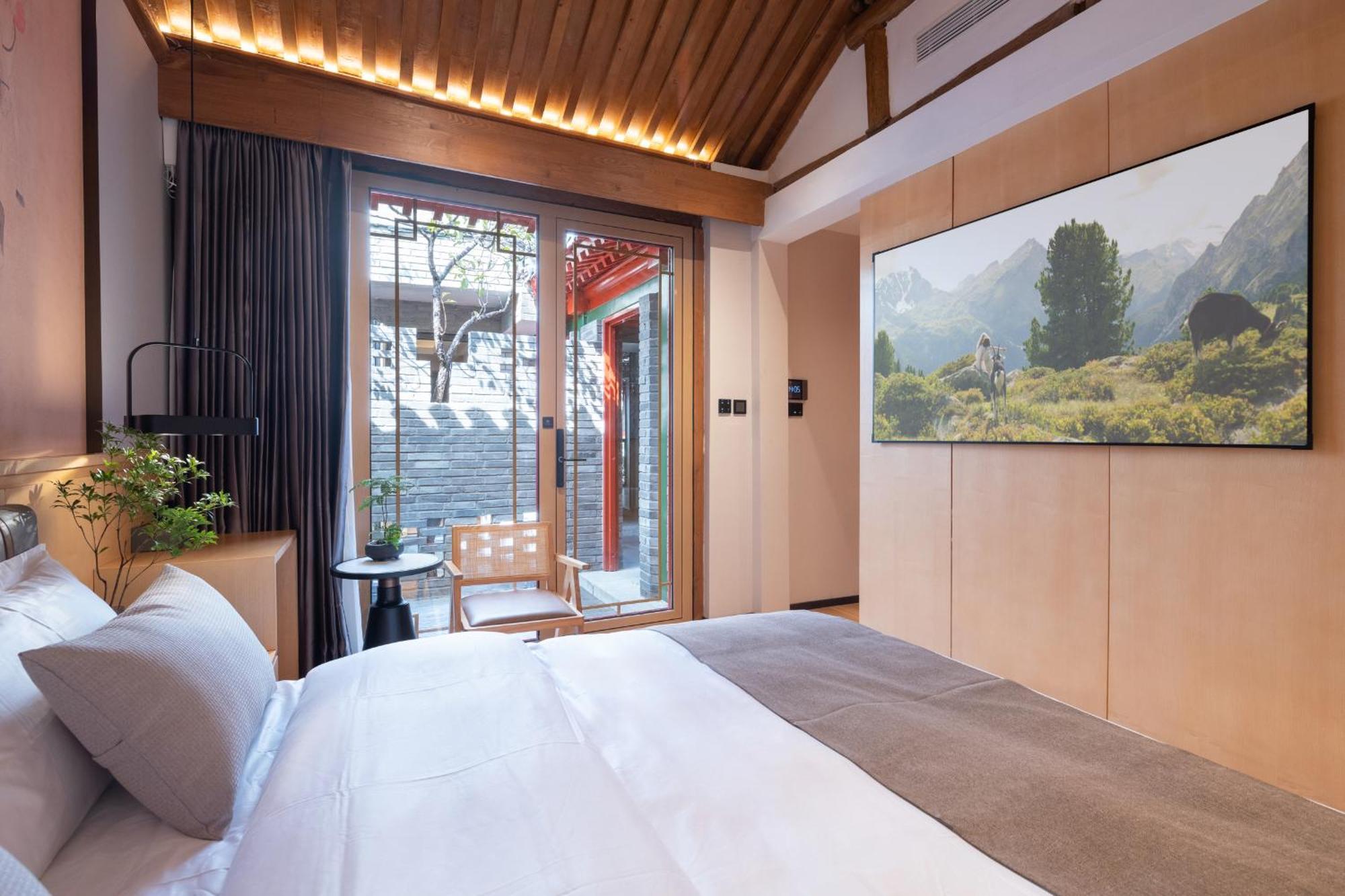 Courtyard View Room One King Bed